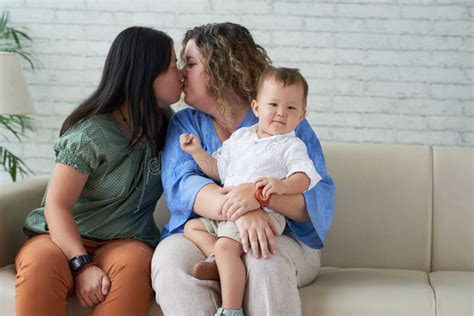 Jeune Couple Lesbien Sembrasser Photo Stock Image Du Couples Chéri