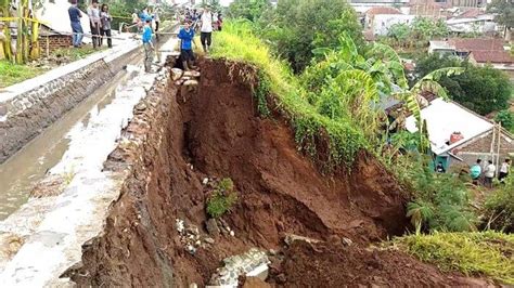 Daftar Daerah Di Jateng Yang Masuk Zona Merah Rawan Longsor Warga