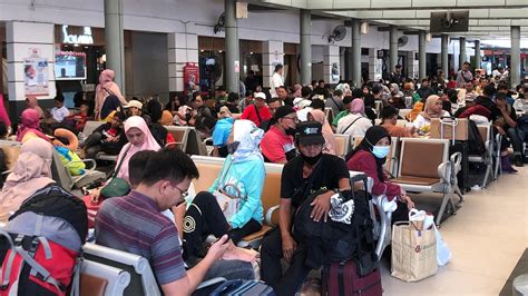 26 Ribu Pemudik Berangkat Dari Stasiun Pasar Senen Pada H 2 Lebaran