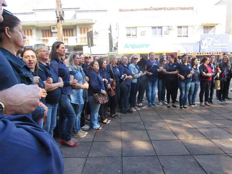 Professores Cruzam Os Bra Os Por Minutos Jornal E Revista O Mensageiro