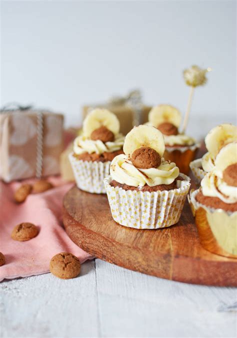 Sinterklaas Cupcakes Met Pepernoten Banaan En Vanille Botercrème