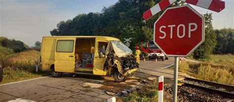 Bus wjechał na torowisko i zderzył się z pociągiem Kuriozalne