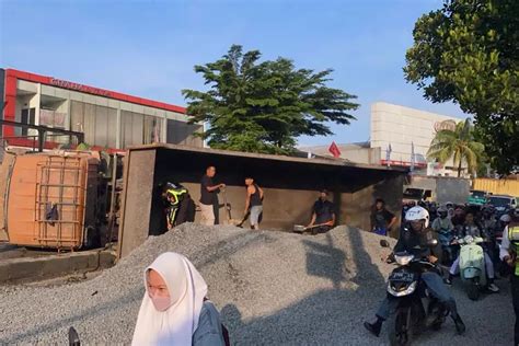 Hilang Kendali Truk Tambang Terguling Di Jalan Raya Parung Radar Bogor