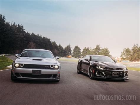 Camaro Zl Vs Challenger Srt Hellcat Widebody Autocosmos