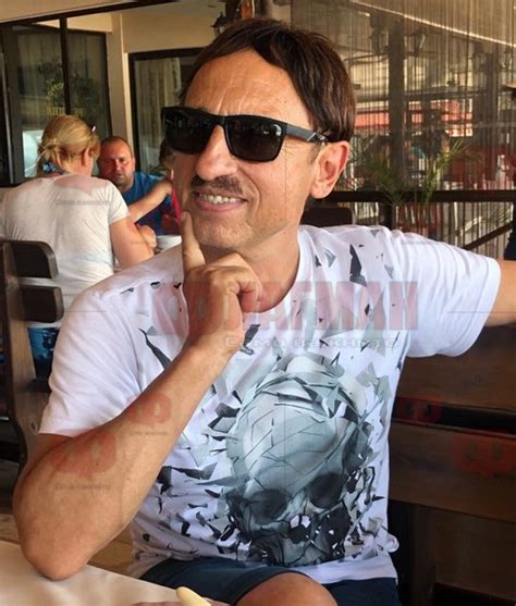 Милко Калайджиев се радва на новия си мустак. Показва го на морето в Китен