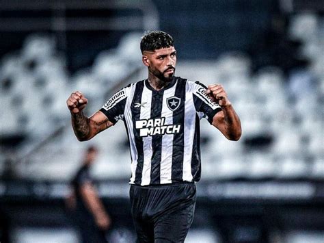 Volume íntimo de Alexander Barboza jogador do Botafogo vira assunto