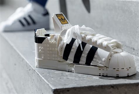 Adidas Originals Og Lego Skaber To Nye Sko Sammen Den Ene Er I Lego