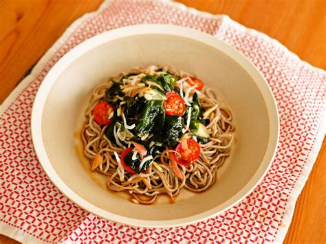 【ヘルシーなサラダ風蕎麦レシピ】 春薫る「生わかめトマトのっけ蕎麦」 しらすとみょうがで旨みと香りアップ のっけて、食べる