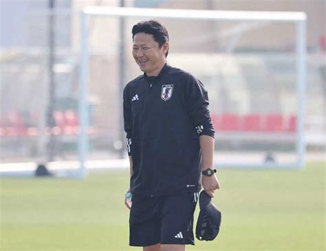 ＜u－23日本代表練習＞笑顔を見せる大岩監督（撮影・小海途 良幹） ― スポニチ Sponichi Annex サッカー