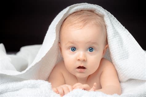 Lindo bebé con ojos azules retrato de primer plano Niño mirando a la