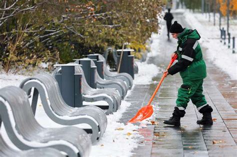 Russia Moscow October A Street Cleaner Shovels Snow After