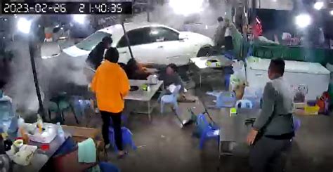 缅甸勐拉一家火锅店冲进一辆车，司机醉酒玩手机开车酿悲剧腾讯新闻