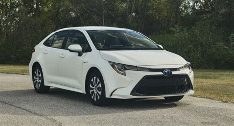 Toyota Corolla Sedan Hibrit yeni Priusun dört çekişli sistemini alabilir