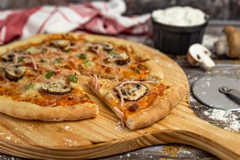 Pizza com cogumelos e fios de fiambre | Luís Miguel Costa