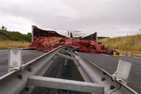 Accident Un poids lourd couché en travers de l autoroute A 83 dans les