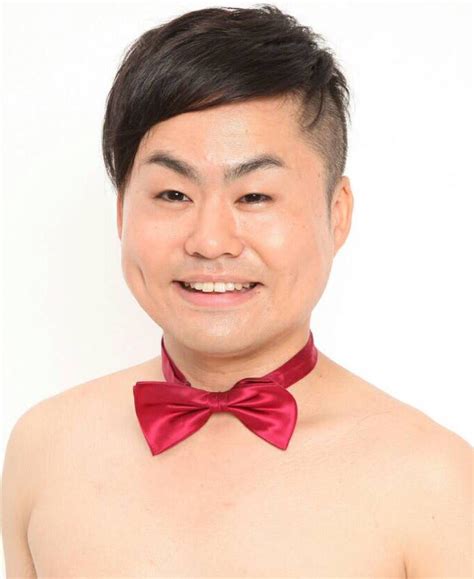 People Are Obsessed With This Japanese Guy S Naked Tablecloth Trick Videos