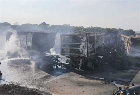 Carretas pegam fogo após colisão e uma pessoa morre veja vídeo