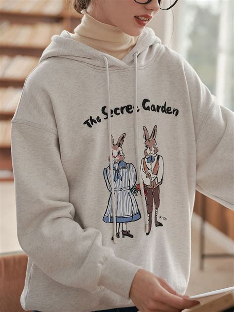 【Final Sale】Rabbit Embroidered Hoodie – Simple Retro