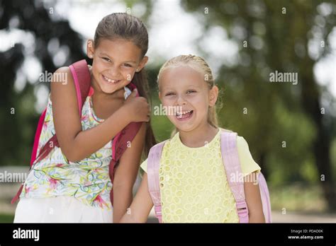 Bambini Che Vanno A Scuola Immagini E Fotografie Stock Ad Alta