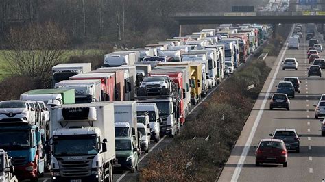 Frankfurt A Unfall Mehrere Kilometer Stau Rhein Main