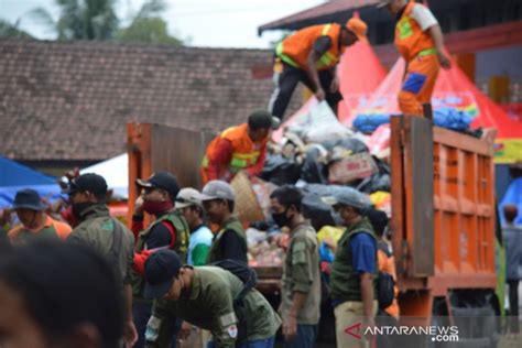 Dlh Lumajang Bentuk Tim Unit Reaksi Cepat Tangani Sampah Di Pengungsian