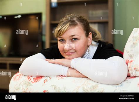 La Belle Fille Blonde Le Reading Book Lying On A Bed Photo Stock Alamy