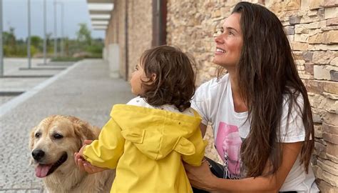 Filha de Cláudia Vieira corta o cabelo pela primeira vez Que boneca boa