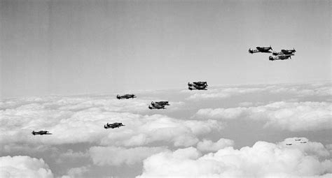 Asisbiz Hawker Hurricane I RAF 242Sqn Group Formation Sep 1940 IWM CH1430