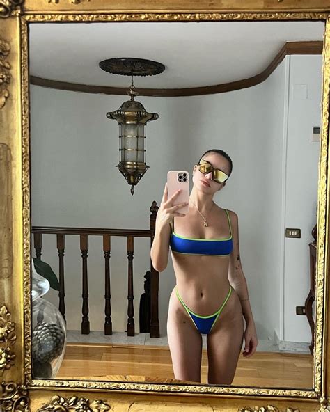 Emilia Mernes adelanta la tendencia en bikinis bicolor Día de