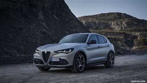 Alfa Romeo Stelvio | 2023MY | Front Three-Quarter