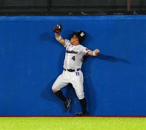 【アクシデント】ヤクルト丸山和が救急車で搬送、中堅への飛球に頭部ごとフェンス直撃でキャッチ プロ野球 日刊スポーツ