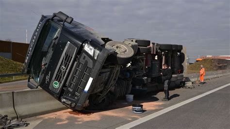 Mannheim Viernheim Umgekippter Laster Blockiert A6 In Richtung