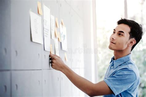 Hombre De Negocios Asi Tico Joven Working En Sala De Reuni N De La