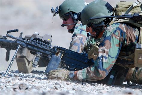 Photo Navy Seal Armed With Mk 46 Machine Gun