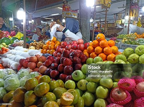 Penjual Buah Segar Di Pasar Tradisional Buah Warnawarni Proses