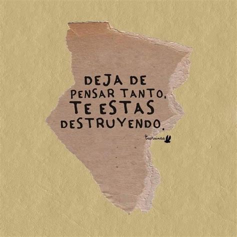 A Torn Piece Of Paper With The Words Deja De Pensar Tanto Teestas