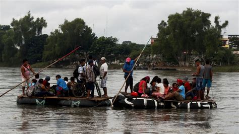 Migrantes Venezolanos Cruzan En Balsas Frontera Entre Guatemala Y