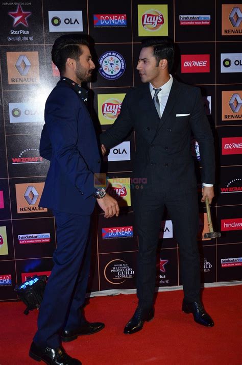 Varun Dhawan Shahid Kapoor At Producers Guild Awards 2015 In Mumbai On 11th Jan 2015 Varun