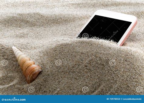 Telefone Celular Na Areia Em Uma Praia Imagem De Stock Imagem De