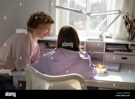 Mère aidant sa fille à faire ses devoirs Banque de photographies et d