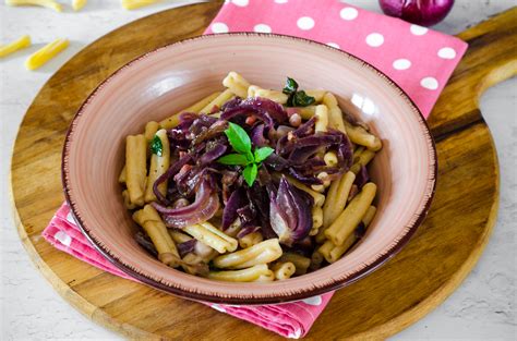 Pasta Con Cipolle Rosse E Pancetta Facile Veloce E Saporita Le