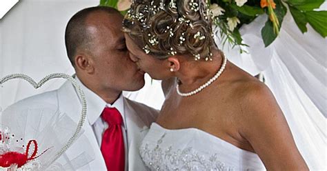 tout change Cuba une transexuelle épouse un gay le jour de lanniversaire de Fidel