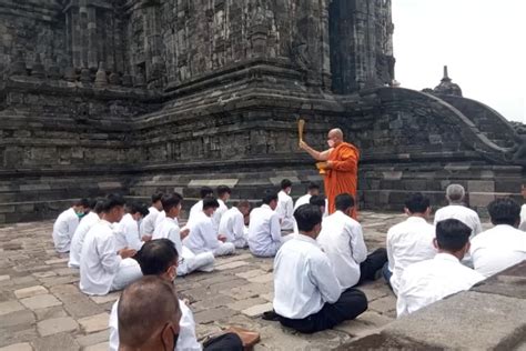 Hari Raya Waisak 2022 Mengenal Puja Bakti Dan 4 Hal Yang Diberikan