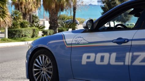 Crotone Picchia La Madre Per Avere I Soldi Per La Droga Arrestato Un