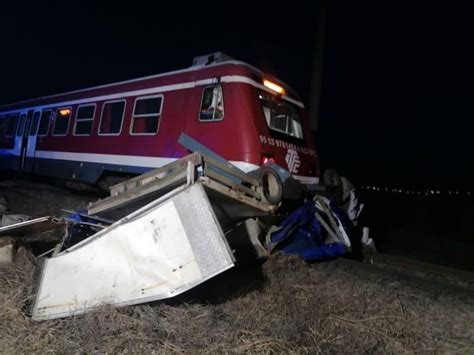 FOTO Accident feroviar în Buzău O autoutilitară a fost lovită de tren