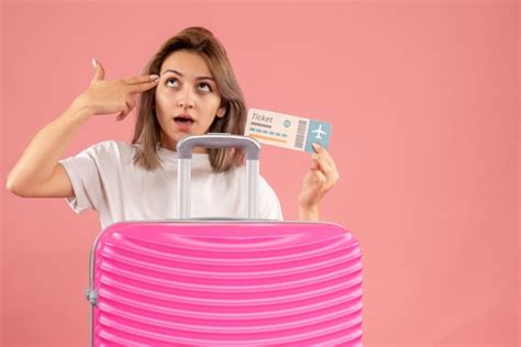 Vue De Face Jeune Fille Avec Une Valise Rose Tenant Un Ticket Mettant