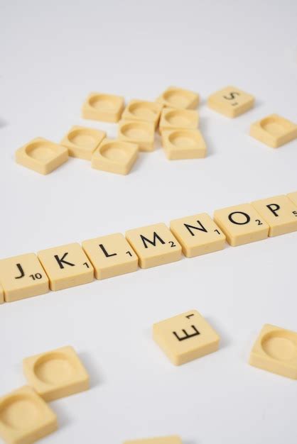 Scrabble Letras Do Alfabeto Em Ordem Em Um Fundo Branco Foto Premium