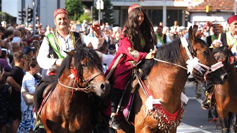 Vi E Hiljada Gra Ana Pozdravilo Defile Konjanika U Donjem Vakufu