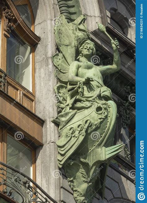 Sculptuur Op De Gevel Van Een Historisch Singerhuis In Nevsky Met Het