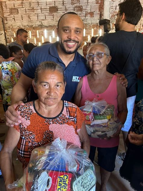 Beto Castro Entrega Cestas B Sicas Nos Bairros Da Areinha E Zona Rural